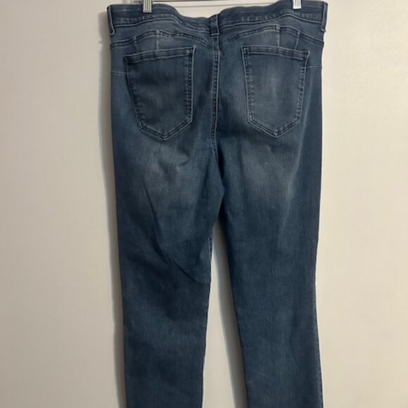 Code Bleu distressed 5 pocket denim cropped jeans, size 16 - Picture 3 of 5